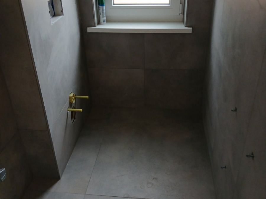 Fertig gefliestes Badezimmer mit sauber ausgeführten Fugen in einem Objekt in Wetter (Hessen).