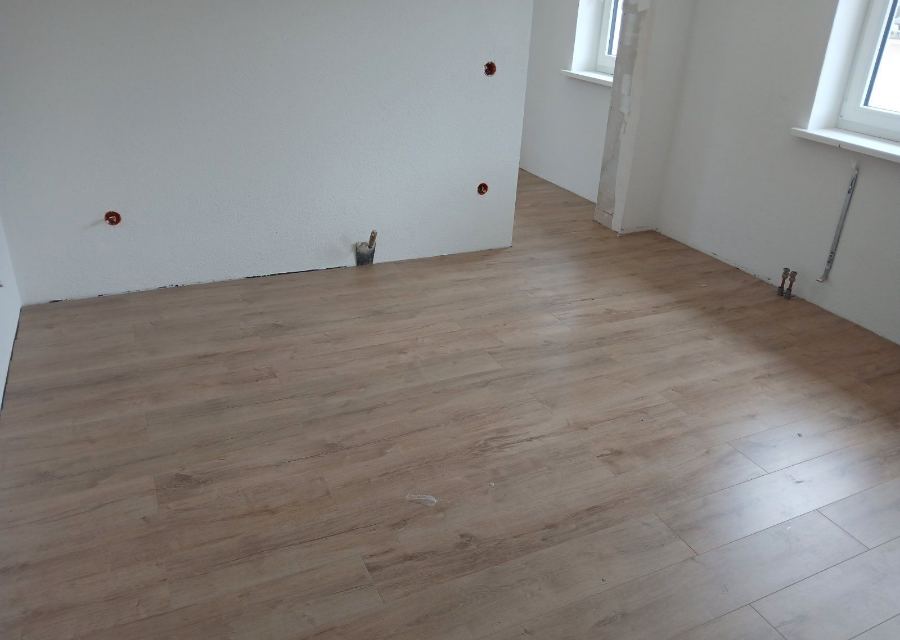 Fertig verlegter Laminatboden in einem hellen Wohnraum – Ergebnis einer Arbeit des L & L Hausmeisterservice in Wetter (Hessen).